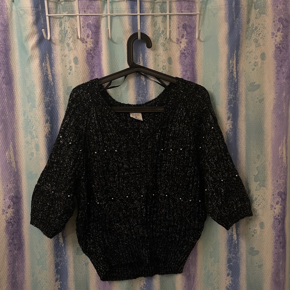 Black cropped sleeve sweater with pearls